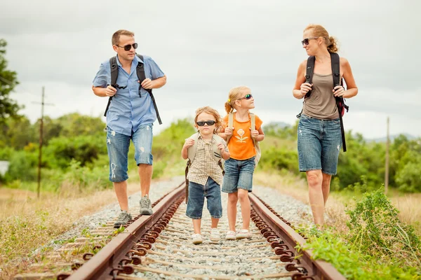Ευτυχισμένη οικογένεια περπάτημα επί της σιδηροδρομικής γραμμής κατά το χρόνο της ημέρας. — Φωτογραφία Αρχείου