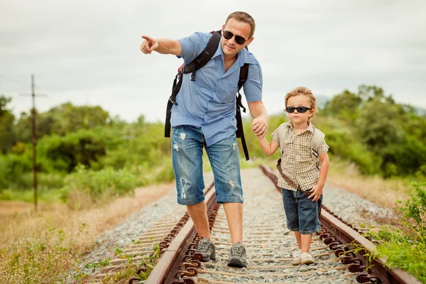 Familia feliz caminando en el ferrocarril durante el día . — Foto de Stock