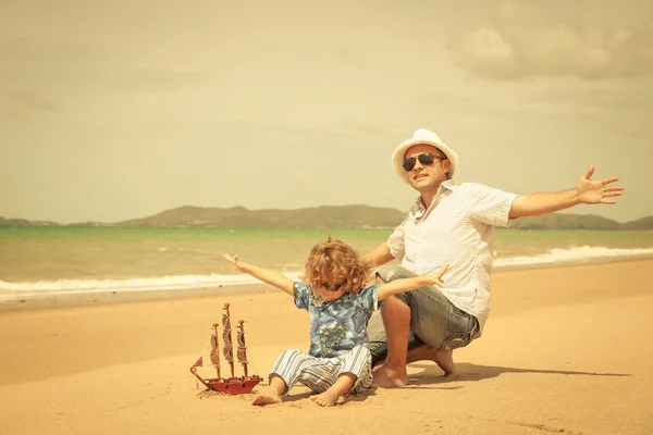 Отец и сын играют на пляже в дневное время . — стоковое фото