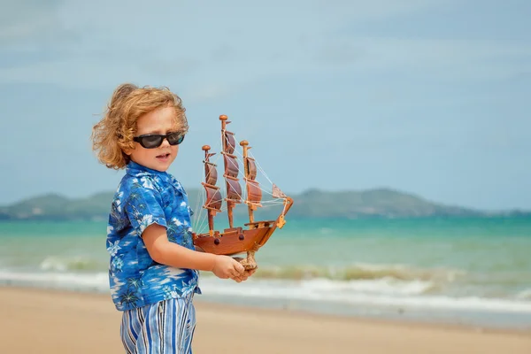 1 日の時間でビーチに立って小さな男の子 — ストック写真