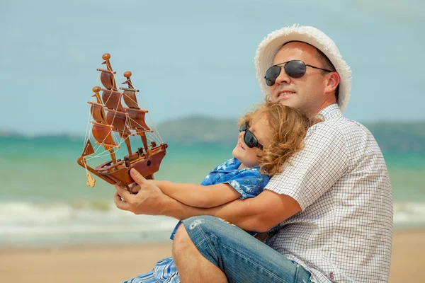 Padre e figlio che giocano sulla spiaggia durante il giorno . — Foto Stock