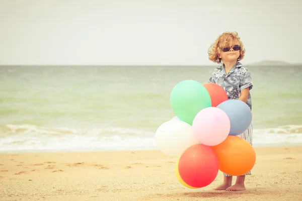 Liten pojke spelar på stranden på dagarna — Stockfoto