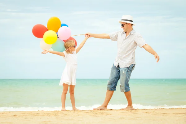 Vader en dochter spelen op het strand op het moment van de dag — Stockfoto