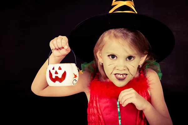 Retrato de menina no traje bruxa na festa de Halloween — Fotografia de Stock