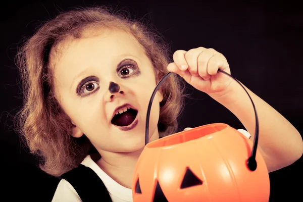 Söt liten pojke på halloween-fest — Stockfoto