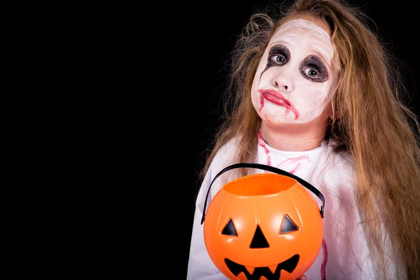 Tiener meisje in kostuum zombie. concept van dood op halloween-feest — Stockfoto