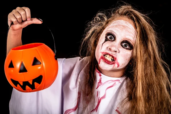 Teenager-Mädchen im Kostüm auf Zombie. Konzept des Todes an Halloween p — Stockfoto