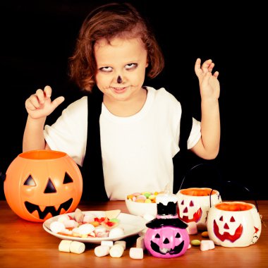 sevimli küçük çocuk Cadılar Bayramı partisi