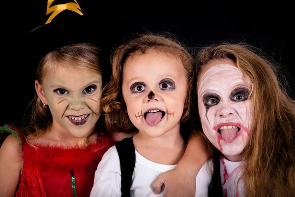 Broer en twee zussen op halloween-feest — Stockfoto