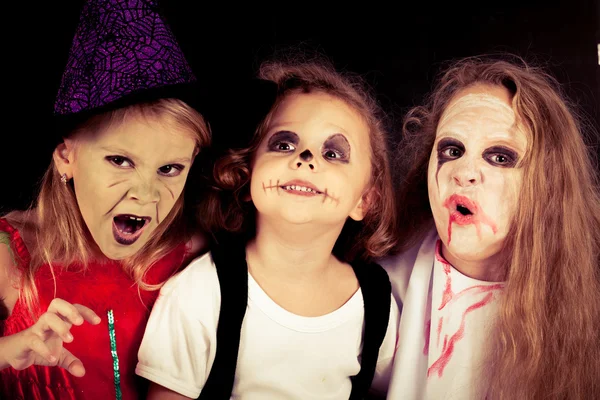 Broer en twee zussen op halloween-feest — Stockfoto