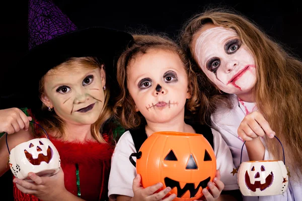 Irmão e duas irmãs na festa de Halloween — Fotografia de Stock