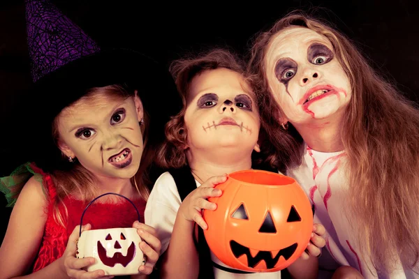 Frère et deux sœurs sur Halloween fête — Photo