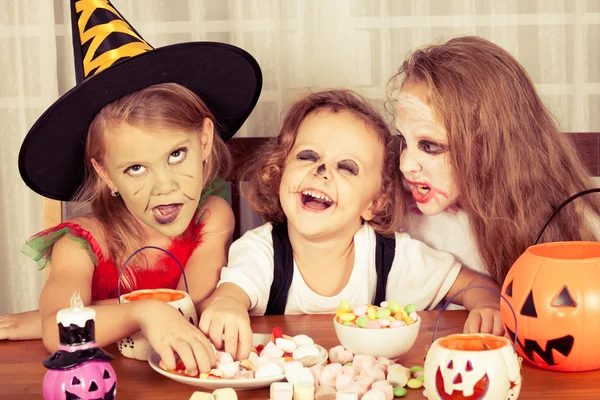 Irmão e duas irmãs na festa de Halloween — Fotografia de Stock