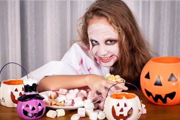 Chica adolescente en traje zombie. Concepto de muerte en la fiesta de Halloween —  Fotos de Stock