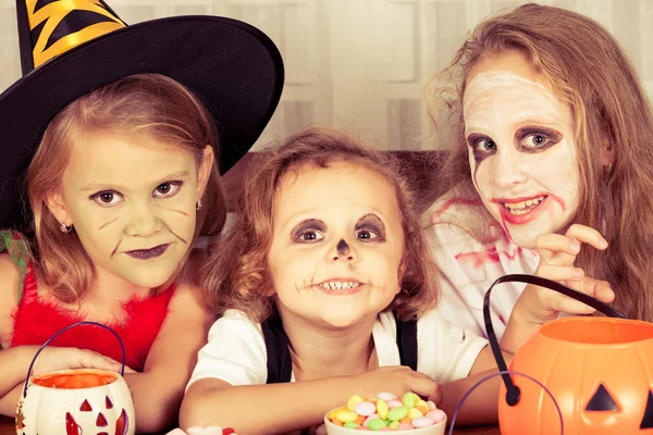 Fratello e due sorelle sulla festa di Halloween — Foto Stock