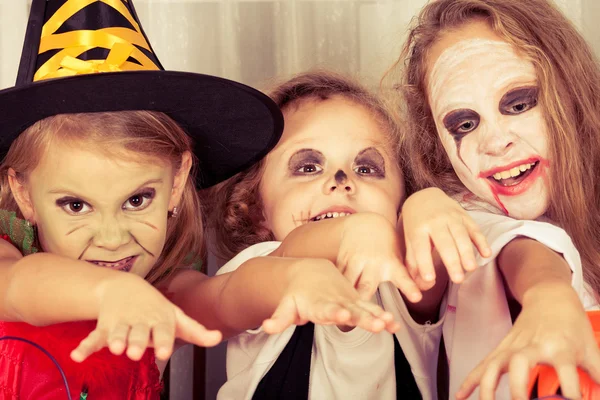 Broer en twee zussen op halloween-feest — Stockfoto