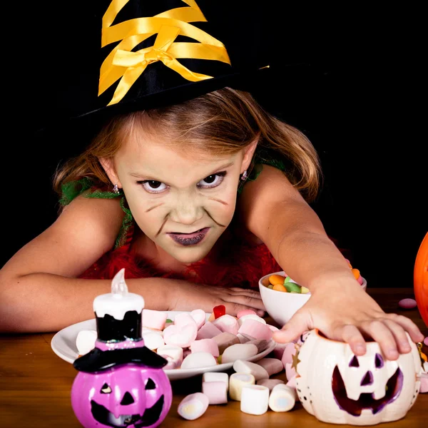 Retrato de menina no traje bruxa na festa de Halloween — Fotografia de Stock