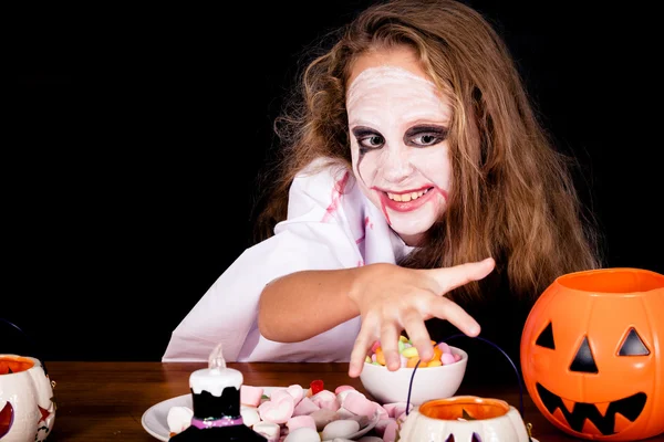 Menina adolescente em zombie traje. Conceito de morte na festa de Halloween — Fotografia de Stock