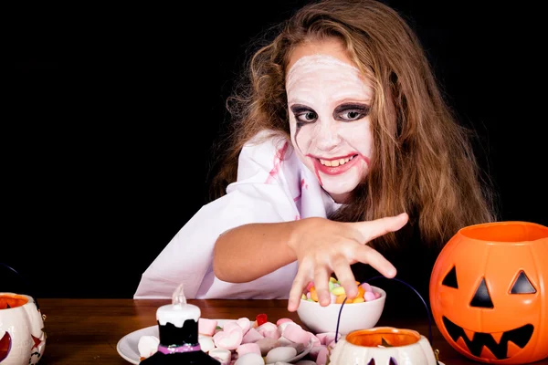 Chica adolescente en traje zombie. Concepto de muerte en la fiesta de Halloween —  Fotos de Stock