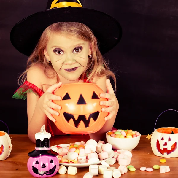 Retrato de menina no traje bruxa na festa de Halloween — Fotografia de Stock