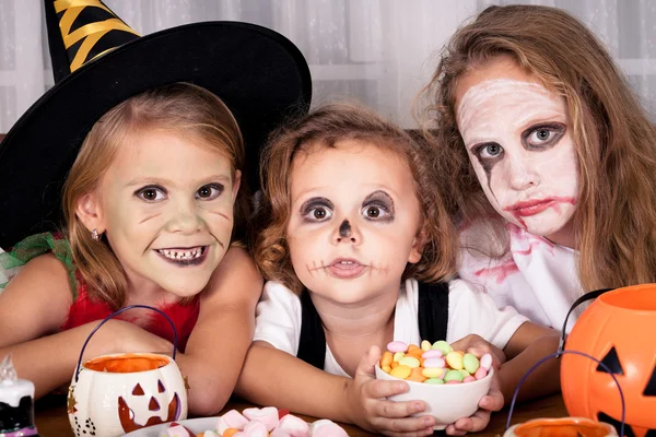 Kardeşi ve iki kız Cadılar Bayramı partisi — Stok fotoğraf