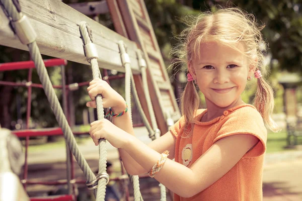 Ευτυχισμένο κοριτσάκι στην παιδική χαρά — Φωτογραφία Αρχείου