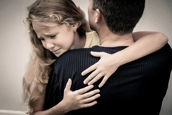 Porträtt av en ledsen dotter kramar sin far一个悲伤的女儿抱着他的父亲的画像 — 图库照片
