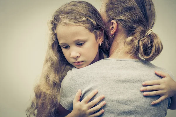 Portrait d'une fille triste embrassant sa mère — Photo