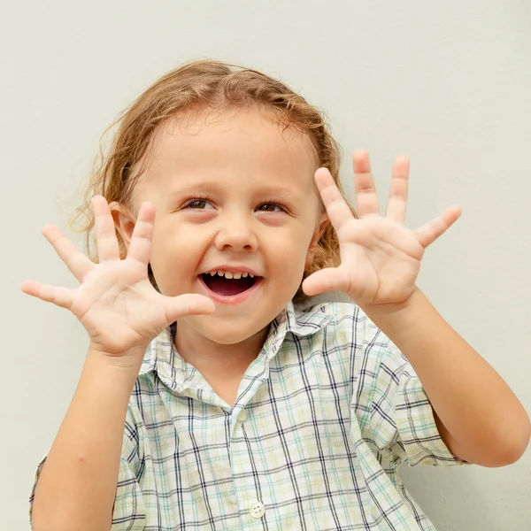 Porträt eines süßen kleinen Jungen — Stockfoto