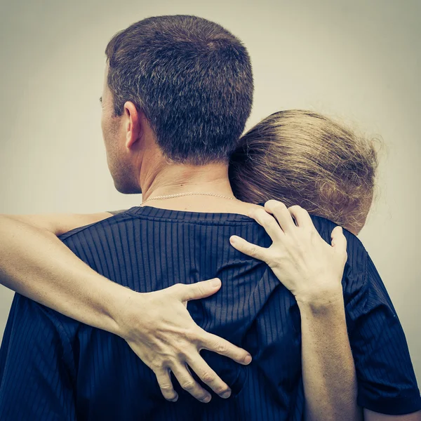 Mulher triste abraçando seu marido — Fotografia de Stock