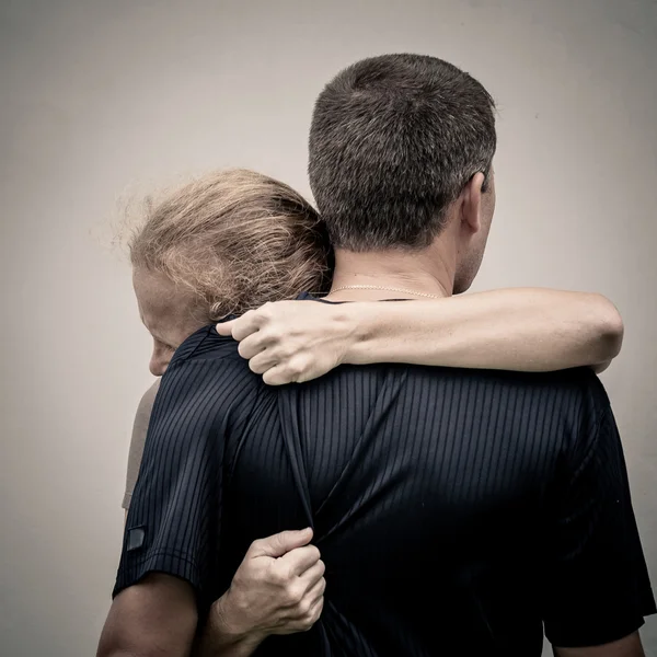 Mulher triste abraçando seu marido — Fotografia de Stock