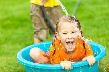 suya yakın bir evde bir gün ti ile oynarken kardeş