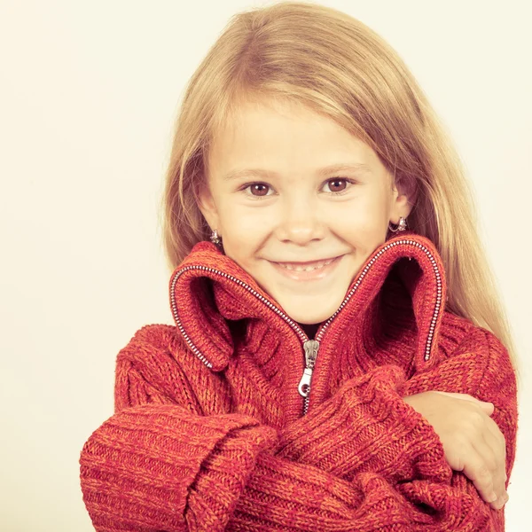 可爱的小女孩，穿着红毛衣的肖像 — 图库照片