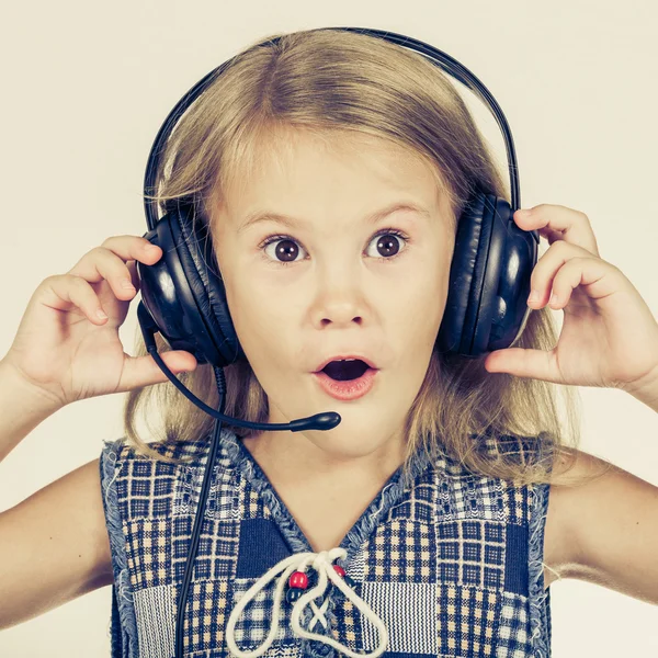 Retrato de linda niña con auriculares en la cabeza —  Fotos de Stock