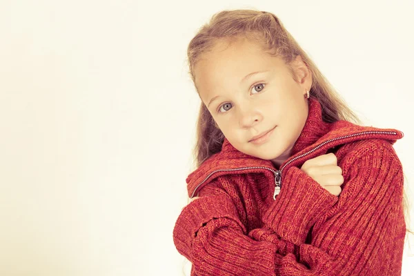 Retrato de uma linda menina adolescente em camisola vermelha — Fotografia de Stock