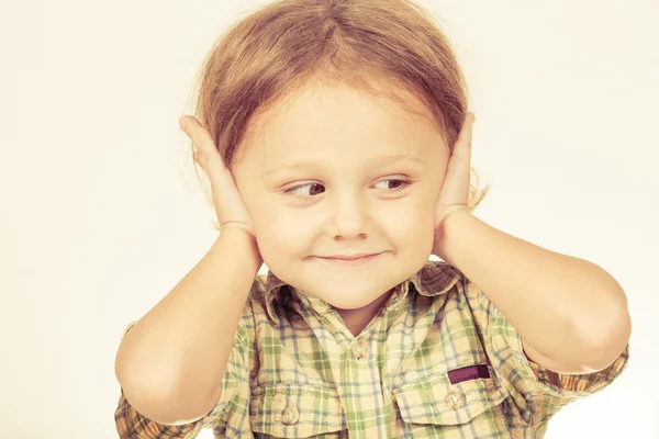 Porträt eines süßen kleinen Jungen — Stockfoto