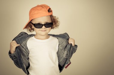 moda çocuk. mutlu çocuk modeli