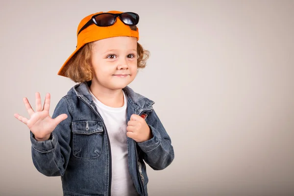 Modekind. Modell für glückliche Jungen — Stockfoto