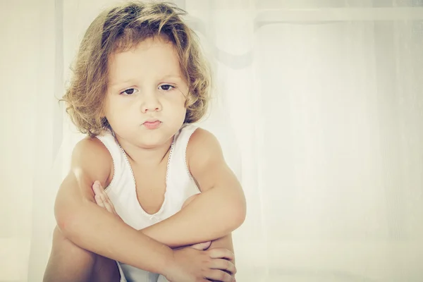 Porträt eines traurigen kleinen Jungen — Stockfoto