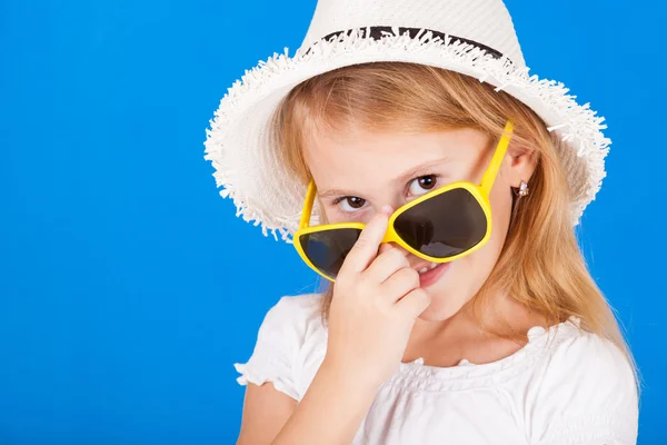 Fashion summer girl wearing a hat and posing for the camera — Stock Photo, Image