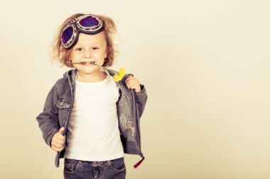 bir kot ceket içinde küçük bir çocuk portresi