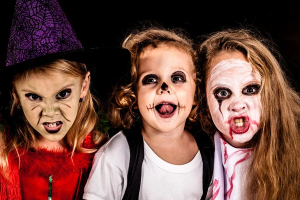 Joyeux frère et deux sœurs à la fête d'Halloween — Photo