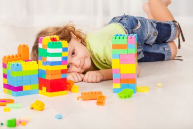 Küçük çocuk yere Lego oynarken