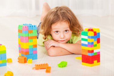 Küçük çocuk yere Lego oynarken