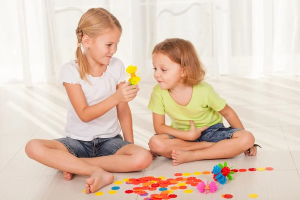 Brother and sister playing  on the floor — Stock Photo, Image