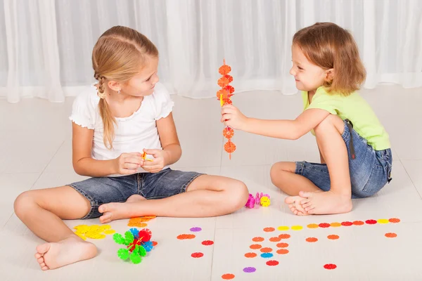 Bror och syster spelar på golvet — Stockfoto