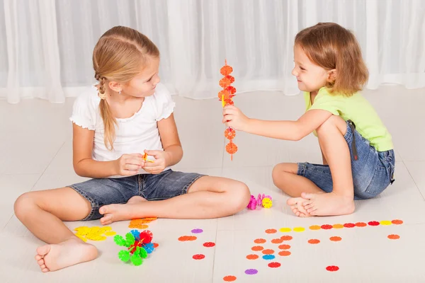 Broer en zus spelen op de verdieping — Stockfoto