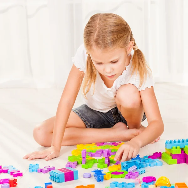 Menina jogando Lego no chão — Fotografia de Stock