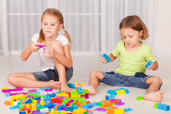 Ragazzino e ragazza giocare Lego sul pavimento — Foto Stock