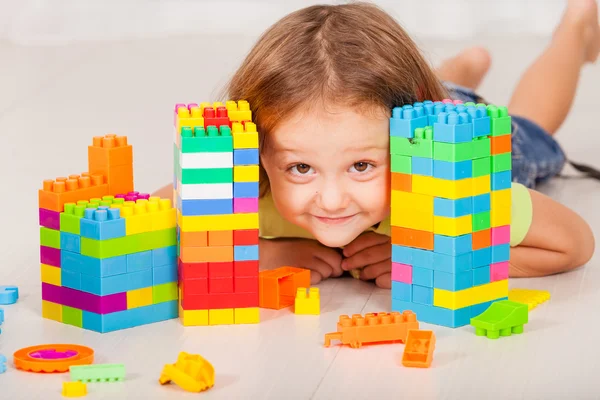 Menino brincando de lego no chão — Fotografia de Stock